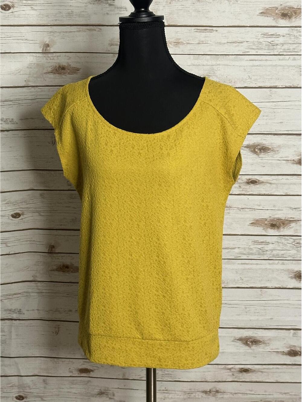 Ann Taylor LOFT textured knit top/blouse Small yellow cap sleeve minimalist